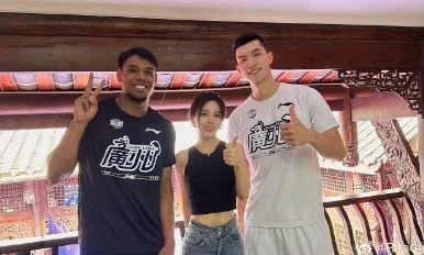 塔子姐_Rita晒照御姐风范_英雄联盟知名解说Rita
