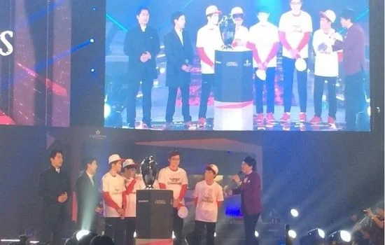 SKT1 OGN全胜夺冠采访:看Faker与队友谈BP、心情及赛场细节