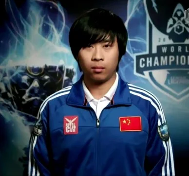 Royal Uzi简自豪_Royal Wh1t3zZ卢本伟_lol皇族