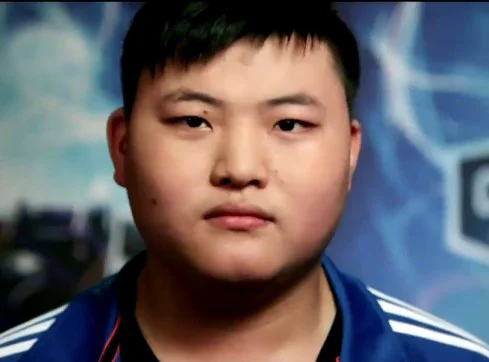Royal Uzi简自豪_lol皇族_Royal Wh1t3zZ卢本伟