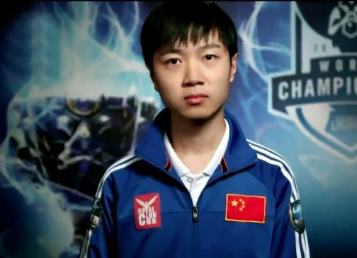 Royal Wh1t3zZ卢本伟_lol皇族_Royal Uzi简自豪
